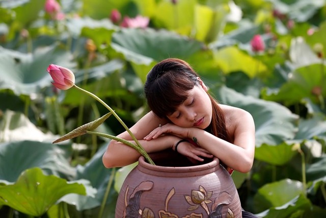 Thiếu nữ áo yếm gợi cảm với mùa sen Hà Nội