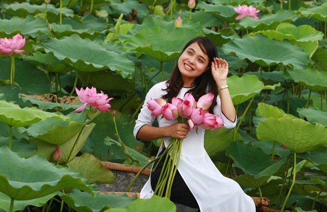 Thiếu nữ áo yếm gợi cảm với mùa sen Hà Nội
