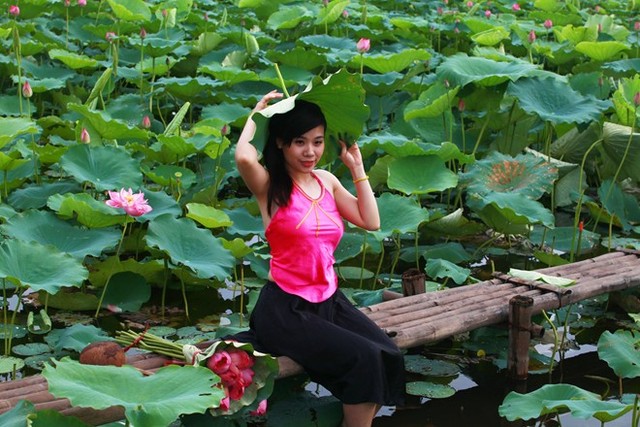 Thiếu nữ áo yếm gợi cảm với mùa sen Hà Nội