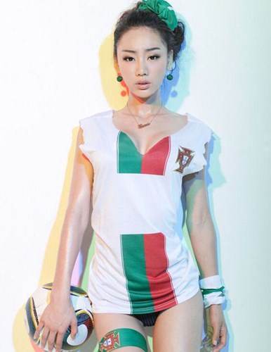 Các Hot girl tung ảnh khỏe khoắn chào World Cup 2014