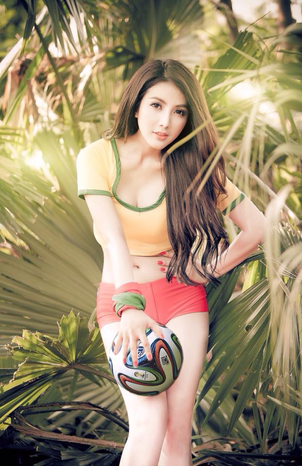 Các Hot girl tung ảnh khỏe khoắn chào World Cup 2014