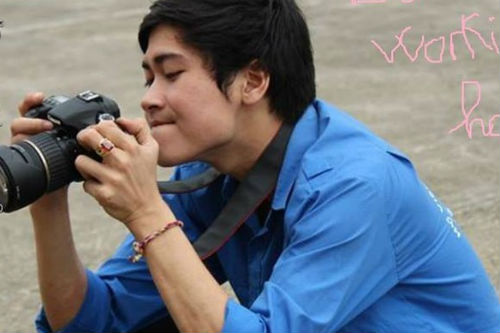 Chàng điển trai - thích màu hồng yêu áo xanh tình nguyện