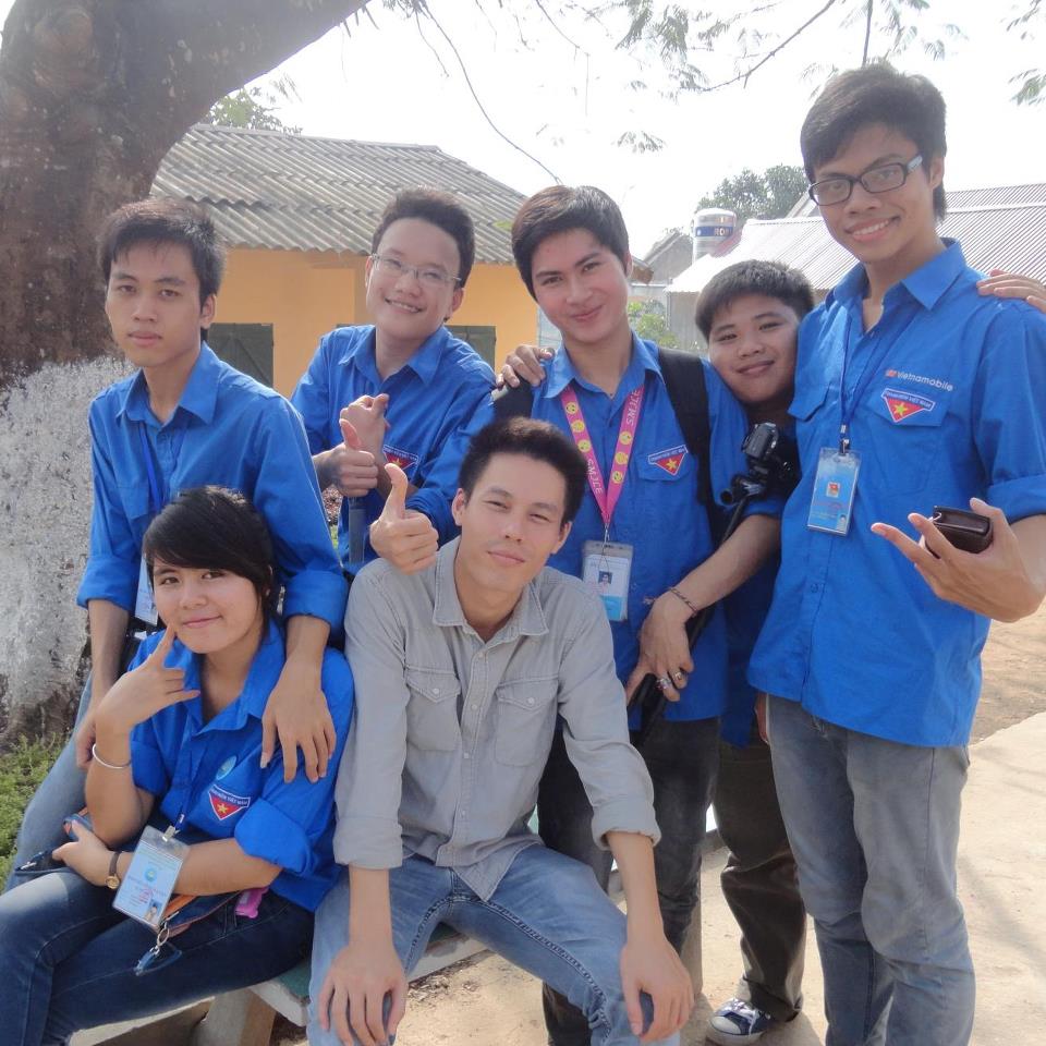 Chàng điển trai - thích màu hồng yêu áo xanh tình nguyện