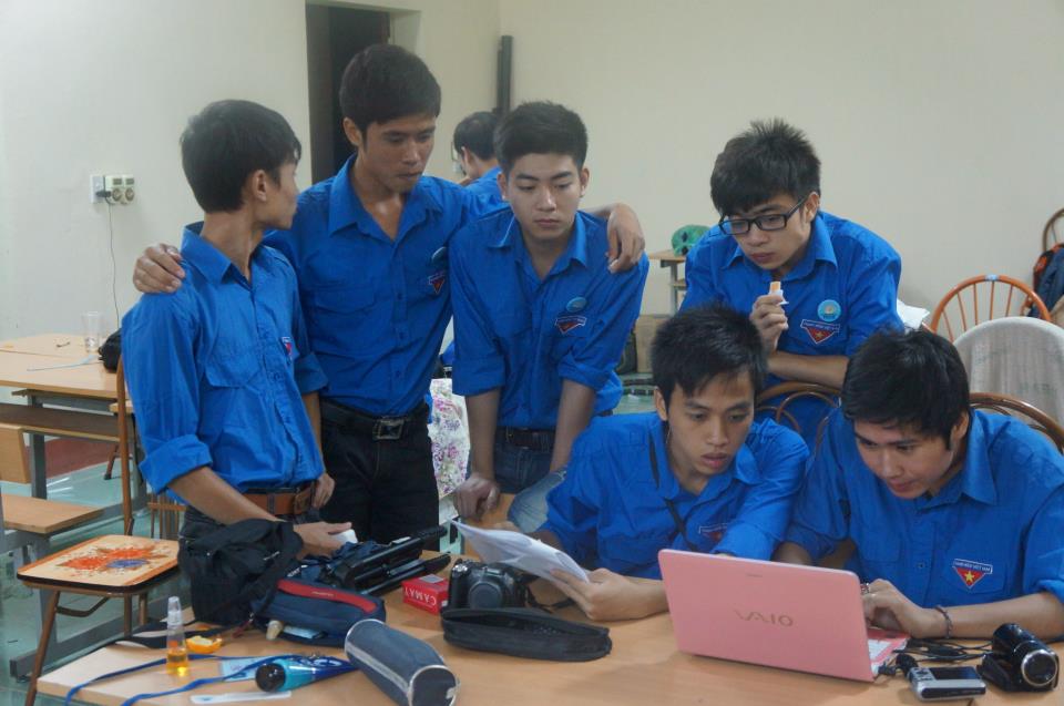 Chàng điển trai - thích màu hồng yêu áo xanh tình nguyện