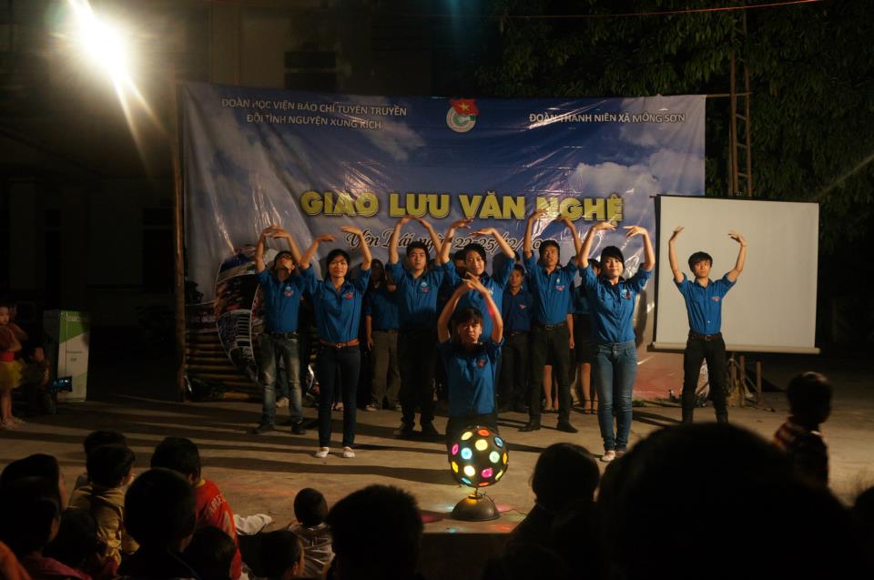 Chàng điển trai - thích màu hồng yêu áo xanh tình nguyện