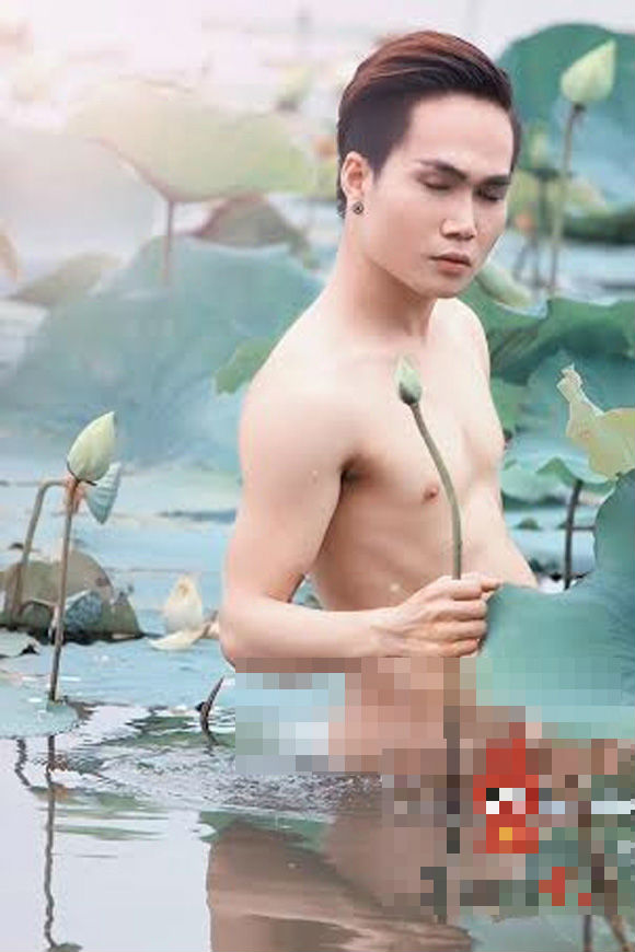 Quân Kun tung ảnh khỏa thân bên sen gây sốc