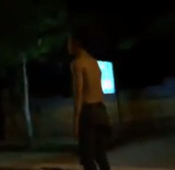 Hoảng hồn đứng trên yên xe vừa lái vừa nhảy nhót