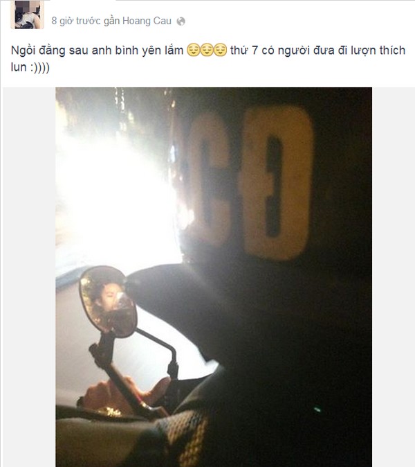 Ngồi sau xe CSCĐ, cô gái trẻ vẫn chụp hình tươi rói