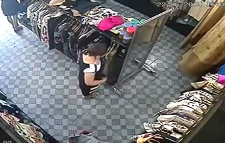 Clip: “Bà bầu” trộm quần áo nhét vào chỗ kín như chớp
