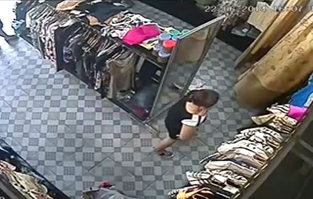 Clip: “Bà bầu” trộm quần áo nhét vào chỗ kín như chớp
