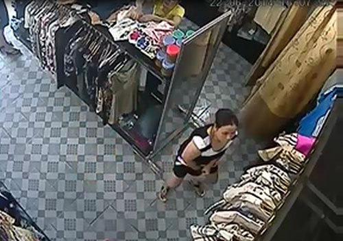 Clip: “Bà bầu” trộm quần áo nhét vào chỗ kín như chớp