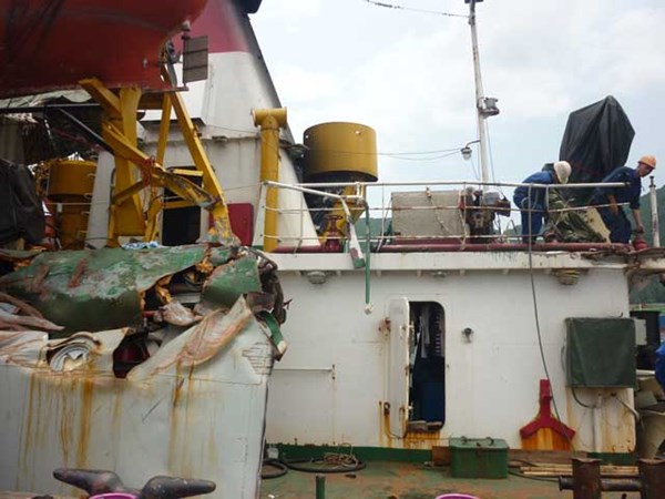 Tàu kiểm ngư 951 cập cảng Đà Nẵng với thương tích đầy mình