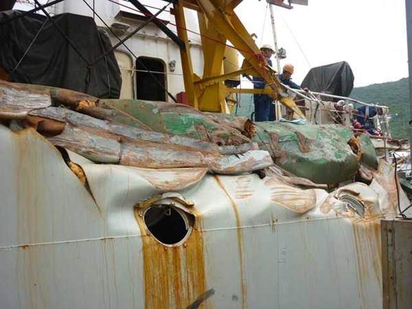 Tàu kiểm ngư 951 cập cảng Đà Nẵng với thương tích đầy mình