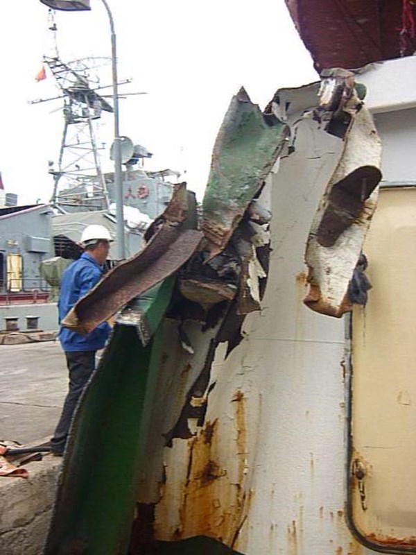 Tàu kiểm ngư 951 cập cảng Đà Nẵng với thương tích đầy mình