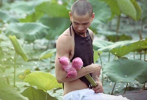 Nam giới mặc yếm e ấp chụp ảnh bên hồ sen gây tranh cãi