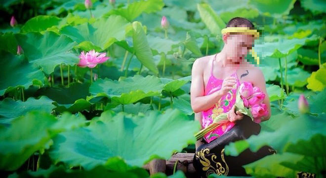Nam giới mặc yếm e ấp chụp ảnh bên hồ sen gây tranh cãi