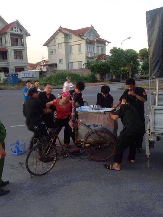 Clip: 6 dân phòng giằng co xe của người bán hàng rong gây bức xúc Clip: 6 dân phòng giằng co xe của người bán hàng rong gây bức xúc