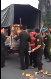 Clip: 6 dân phòng giằng co xe của người bán hàng rong gây bức xúc Clip: 6 dân phòng giằng co xe của người bán hàng rong gây bức xúc