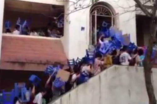 Clip: Sĩ tử đi thi phải cầm theo ghế nhựa gây bức xúc