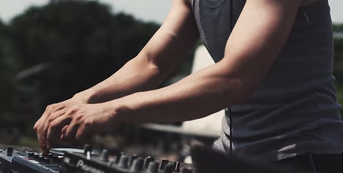 Bản DJ “Đoàn kết dân tộc” làm giới trẻ hừng hực khí thế