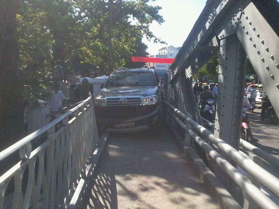 Bi hài ô tô đi vào đường hẹp, phá nát lan can Bi hài ô tô đi vào đường hẹp, phá nát lan can