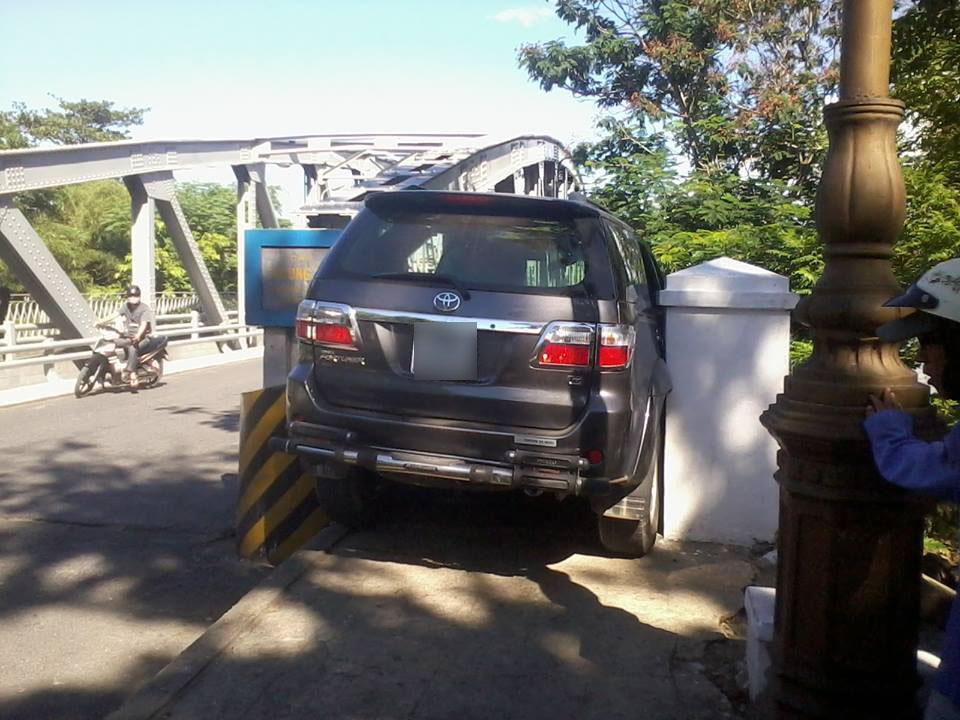 Bi hài ô tô đi vào đường hẹp, phá nát lan can Bi hài ô tô đi vào đường hẹp, phá nát lan can