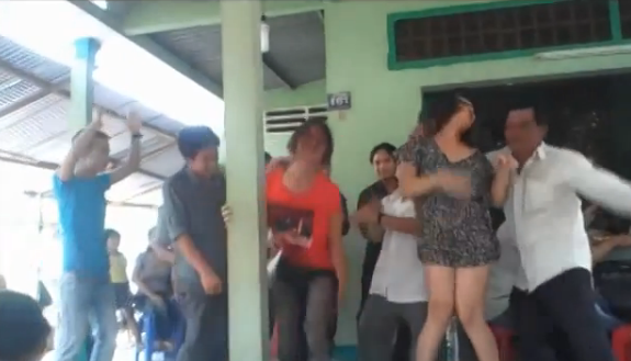 Clip: Nhóm nam nữ nhảy Gangnam style sờ mó nhau gây choáng