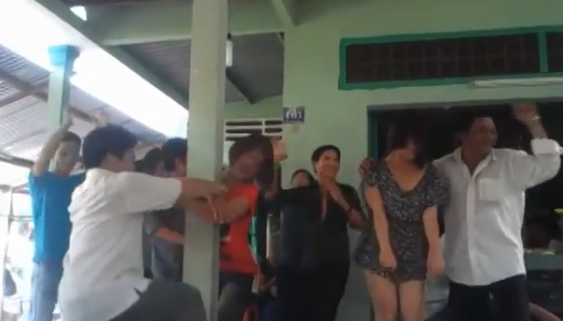 Clip: Nhóm nam nữ nhảy Gangnam style sờ mó nhau gây choáng