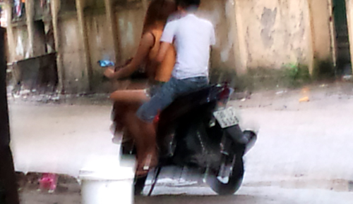 Phản cảm cảnh cặp đôi vừa đi xe máy vừa sờ mó nhau trên đường