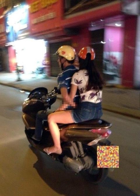 Phản cảm cảnh cặp đôi vừa đi xe máy vừa sờ mó nhau trên đường