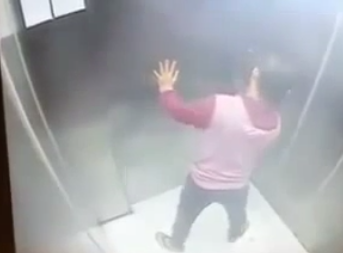 Clip: Cướp trắng trợn trong thang máy