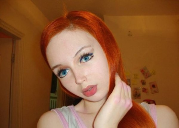 Cô nàng 9X phẫu thuật cơ thể để trở thành búp bê Barbie sống