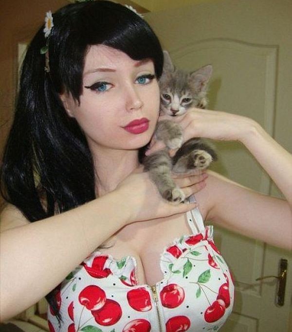 Cô nàng 9X phẫu thuật cơ thể để trở thành búp bê Barbie sống