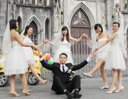 Bất ngờ với Đám cưới 5 dâu 1 rể tại Hà Nội