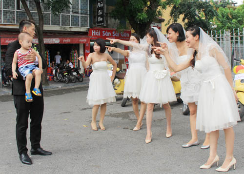 Bất ngờ với Đám cưới 5 dâu 1 rể tại Hà Nội