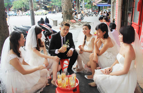 Bất ngờ với Đám cưới 5 dâu 1 rể tại Hà Nội