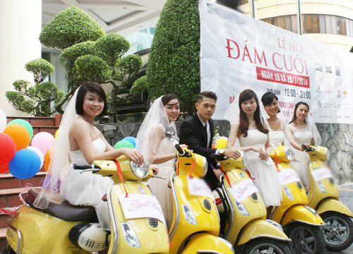 Bất ngờ với Đám cưới 5 dâu 1 rể tại Hà Nội