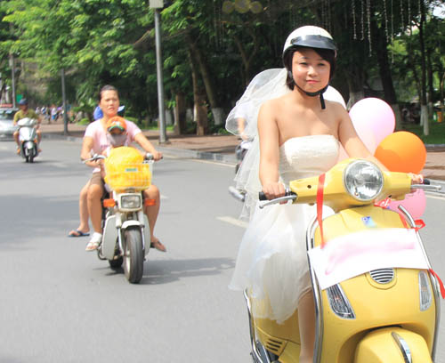 Bất ngờ với Đám cưới 5 dâu 1 rể tại Hà Nội