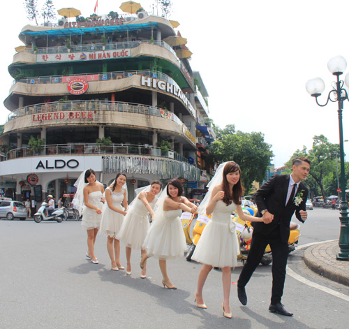 Bất ngờ với Đám cưới 5 dâu 1 rể tại Hà Nội