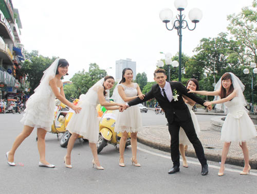 Bất ngờ với Đám cưới 5 dâu 1 rể tại Hà Nội