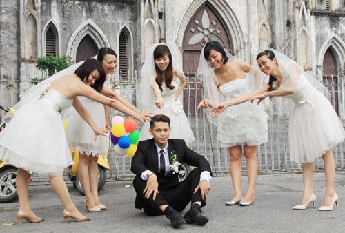 Bất ngờ với Đám cưới 5 dâu 1 rể tại Hà Nội