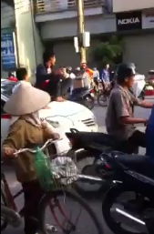 Clip: “Thanh niên ngáo đá” ngồi lên đầu xe taxi không chịu xuống