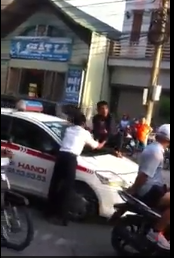 Clip: “Thanh niên ngáo đá” ngồi lên đầu xe taxi không chịu xuống