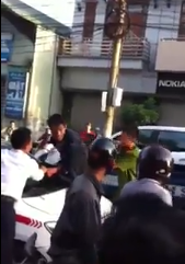 Clip: “Thanh niên ngáo đá” ngồi lên đầu xe taxi không chịu xuống