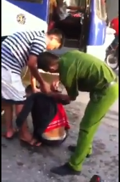 Clip: “Thanh niên ngáo đá” ngồi lên đầu xe taxi không chịu xuống