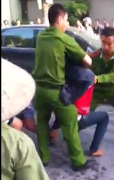 Clip: “Thanh niên ngáo đá” ngồi lên đầu xe taxi không chịu xuống