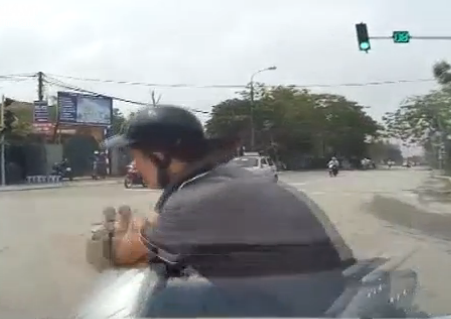 Clip: Xe tay ga bị ô tô đâm do vượt đèn đỏ
