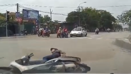 Clip: Xe tay ga bị ô tô đâm do vượt đèn đỏ
