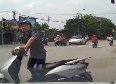 Clip: Xe tay ga bị ô tô đâm do vượt đèn đỏ
