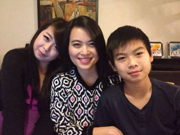 Vụ MH17 rơi: Người thân đau đớn trước sự ra đi của 3 mẹ con Vụ MH17 rơi: Người thân đau đớn trước sự ra đi của 3 mẹ con